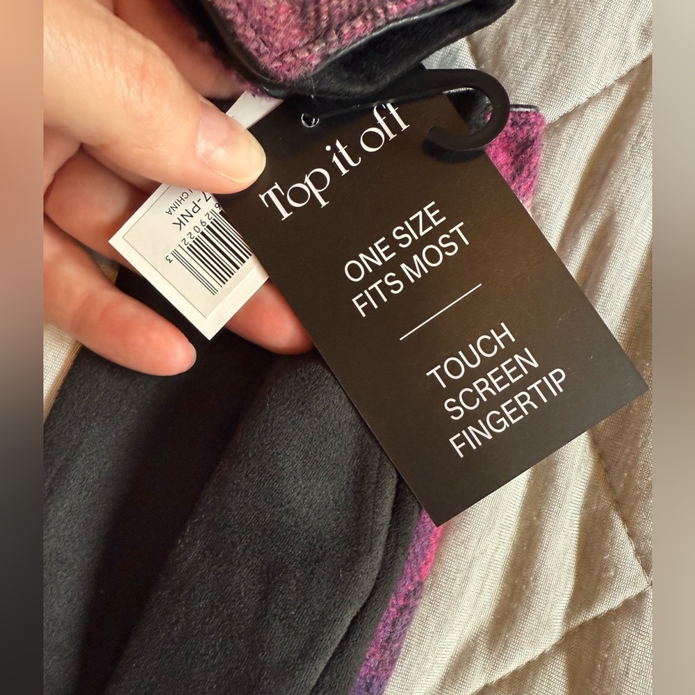 BNWT fall/winter woman’s gloves. Touch screen fingertips! Pink and Black colors - Picture 3 of 3